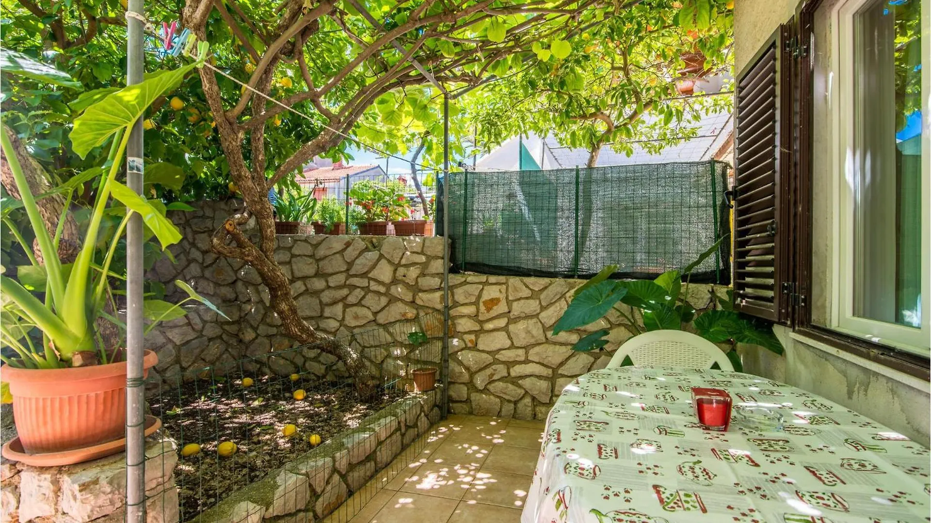 1 Bedroom Amazing Apartment In Mali Lošinj 0*,